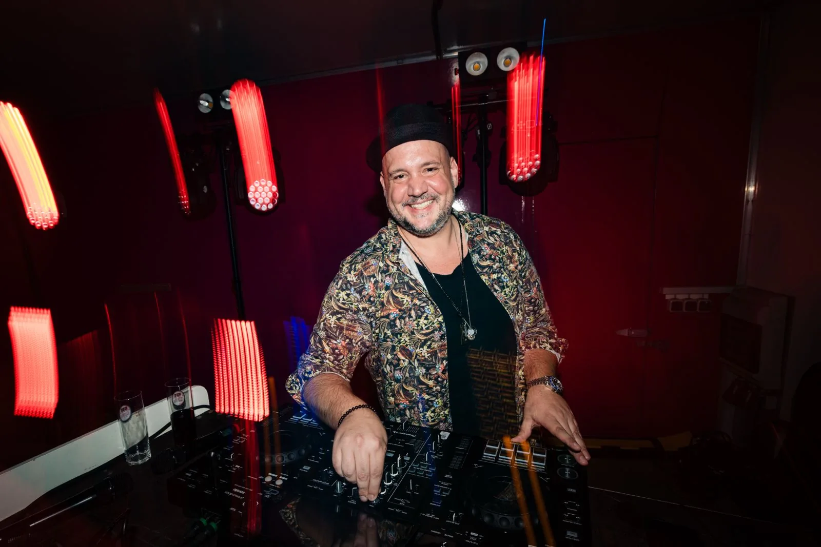 DJ Tim Kramer bei einem Live-Event am Mischpult