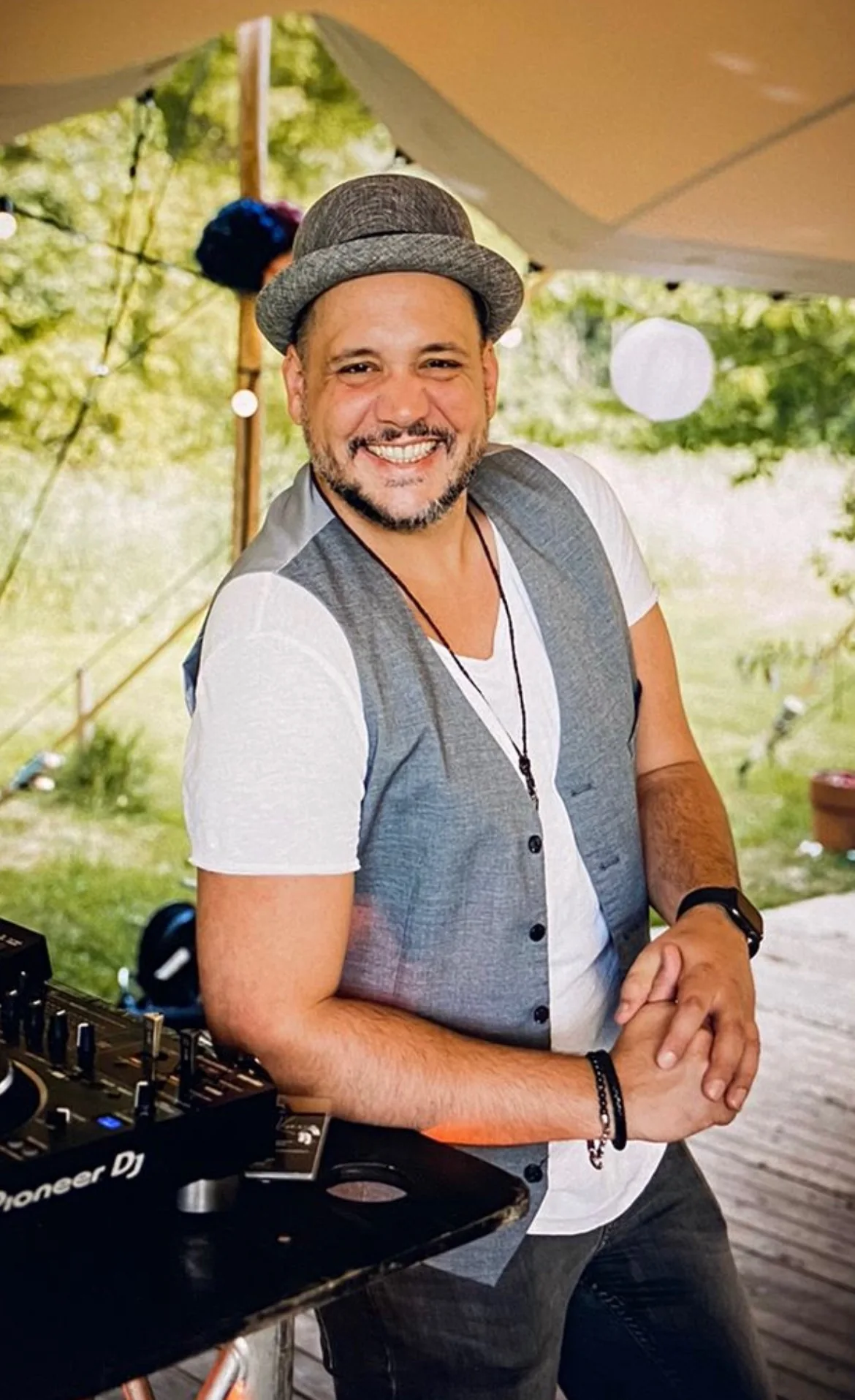 Tim Kramer als DJ bei einer Feier im Freien