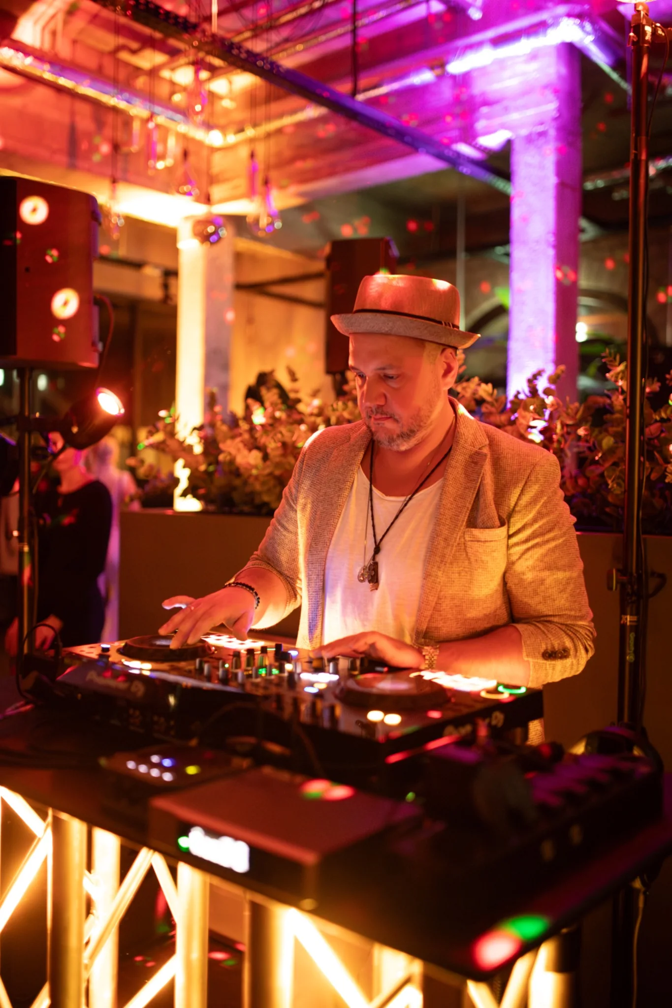 Tim Kramer als DJ im warm beleuchteten Eventbereich