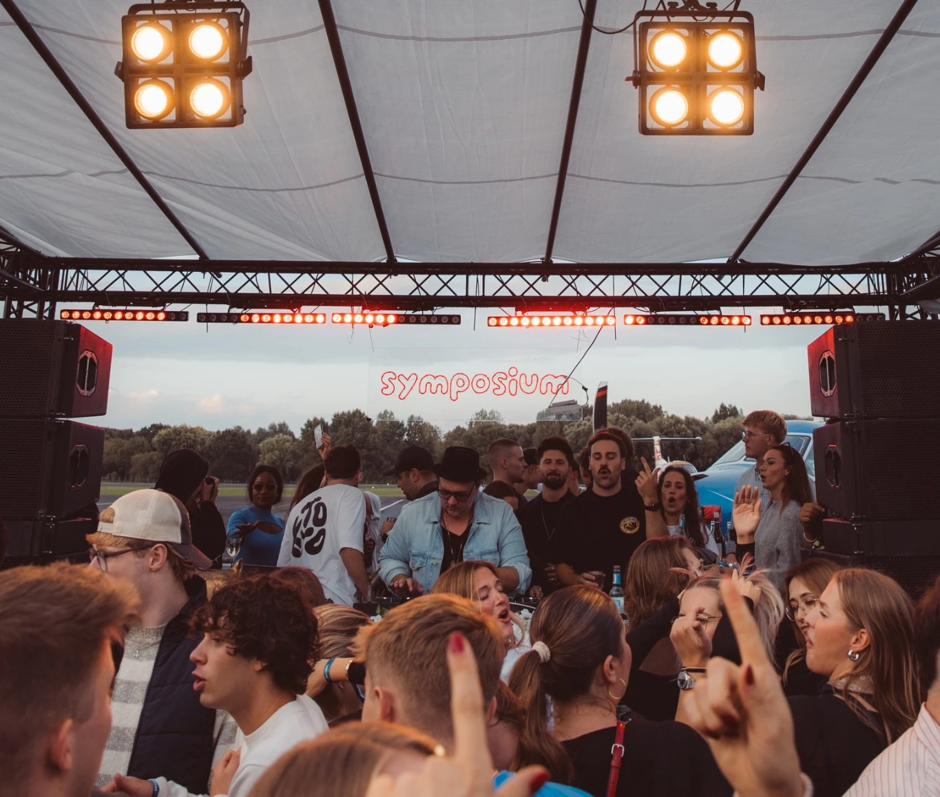 Symposium Open Air – Bühne, DJ und feierndes Publikum im Fokus